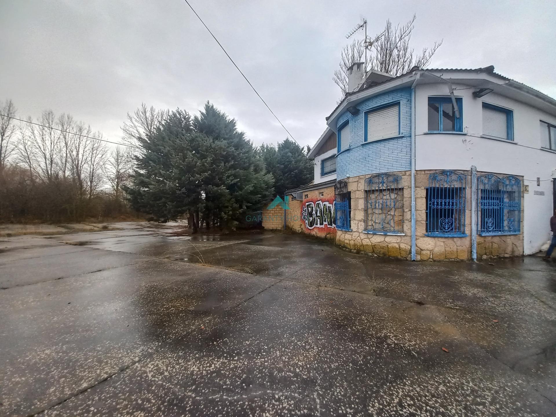 Retail in Sarracín for sale Building Photo- Image 1 of 13
