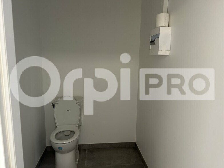 Office in Civrieux to rent - Interior Photo - Image 3 of 3