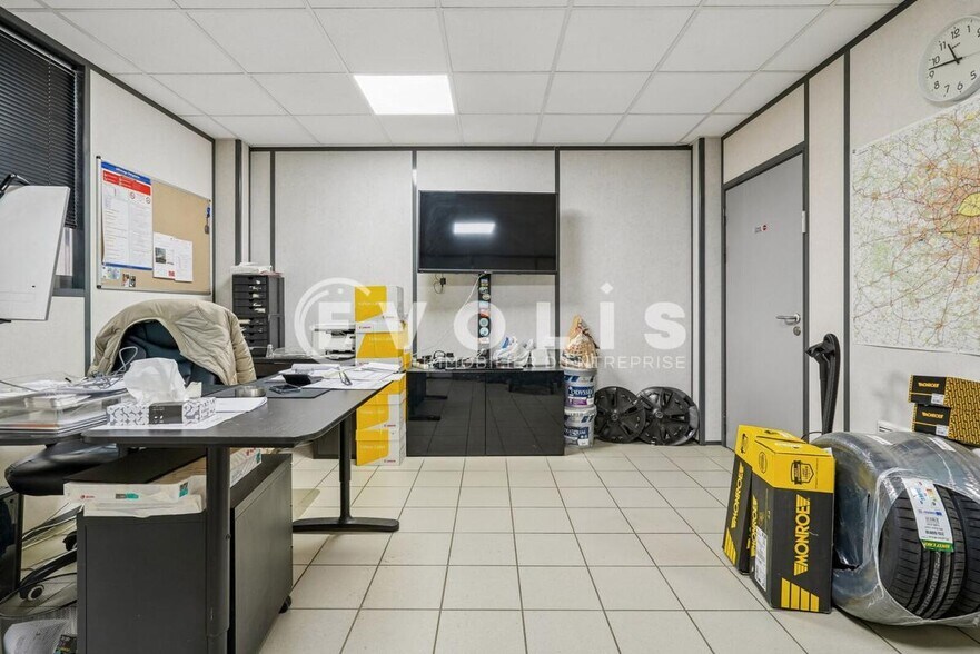 Office in Creteil to rent - Interior Photo - Image 1 of 7