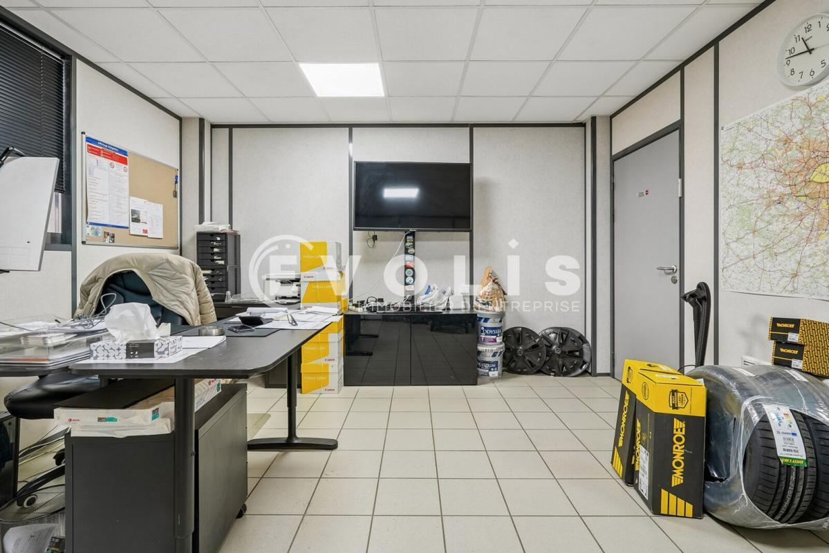 Office in Creteil to rent Interior Photo- Image 1 of 8