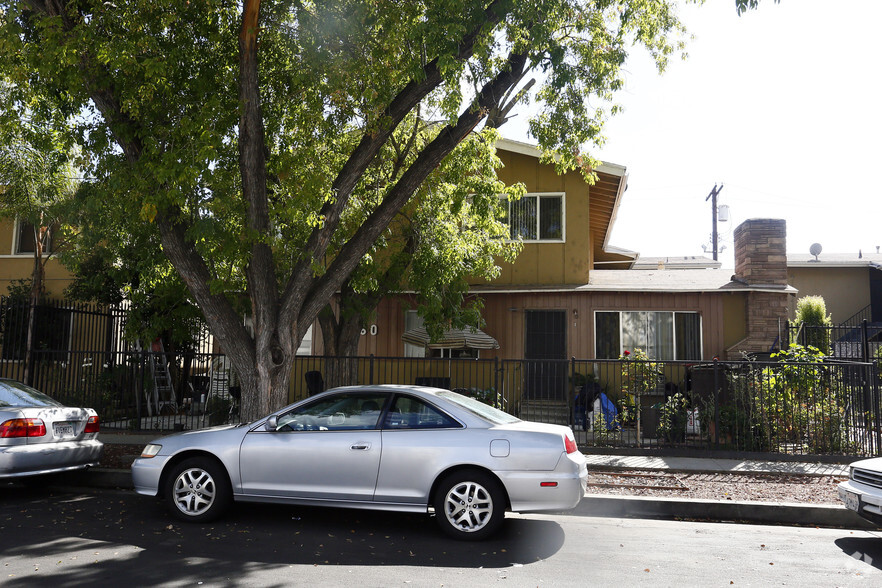 20760 Hartland St, Winnetka, CA for sale - Primary Photo - Image 1 of 5