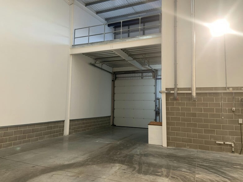 14 Wandle Way, Mitcham to rent - Building Photo - Image 3 of 10