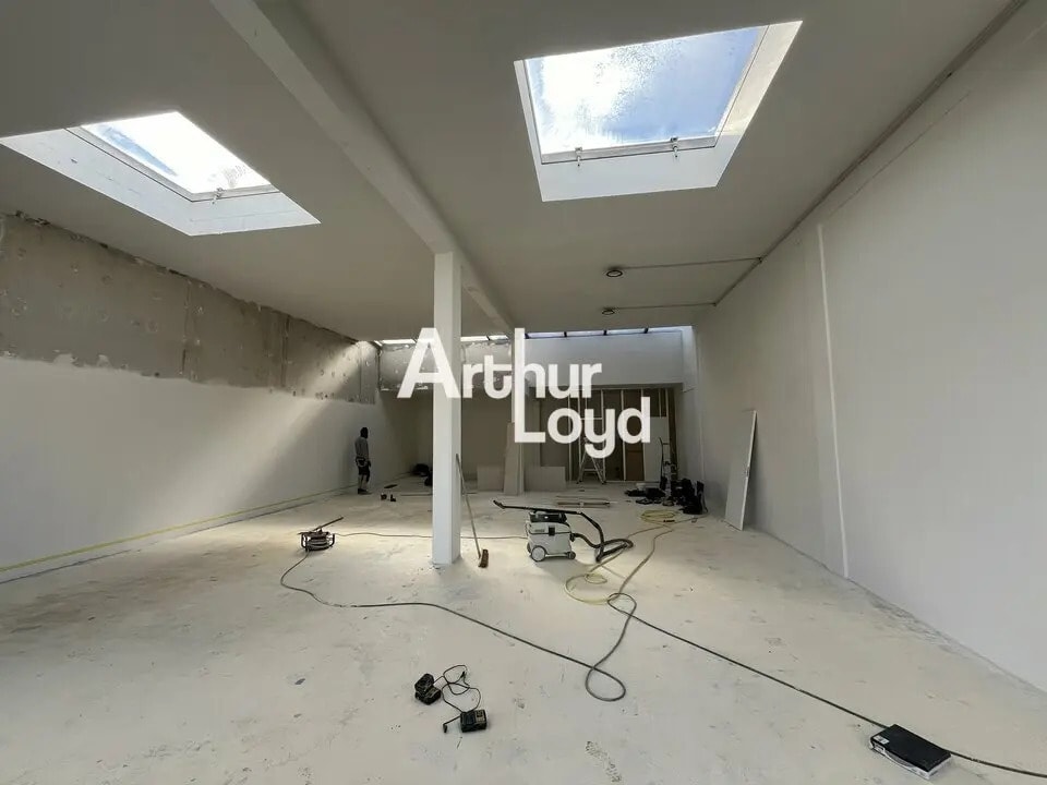 Light Industrial in Fréjus for sale Interior Photo- Image 1 of 2