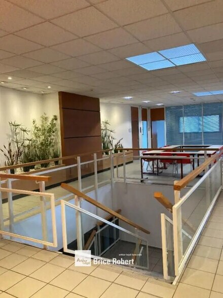 6 Rue Du Dauphiné, Vaulx-en-Velin to rent - Interior Photo - Image 2 of 6