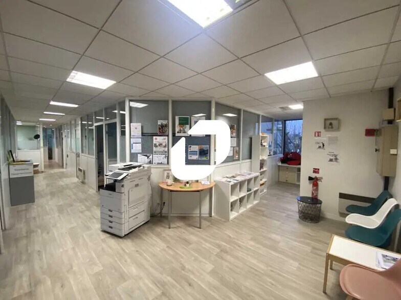 Office in Osny to rent - Interior Photo - Image 1 of 10