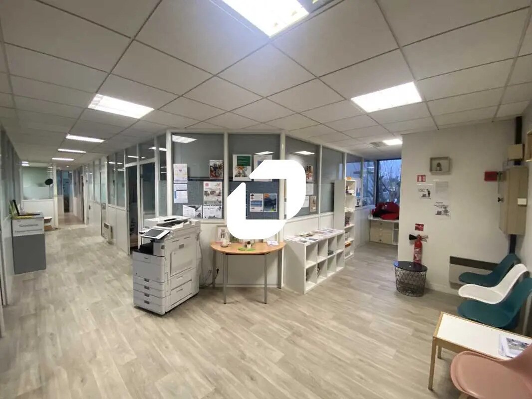 Office in Osny to rent Interior Photo- Image 1 of 11