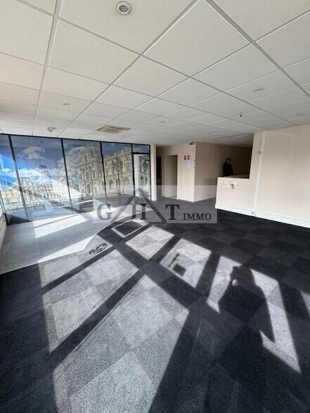 Industrial in Ivry-sur-Seine to rent - Building Photo - Image 2 of 6