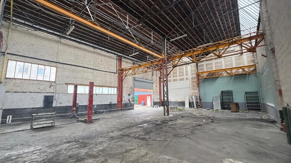 Light Industrial in Villeneuve La Garenne to rent - Interior Photo - Image 3 of 4