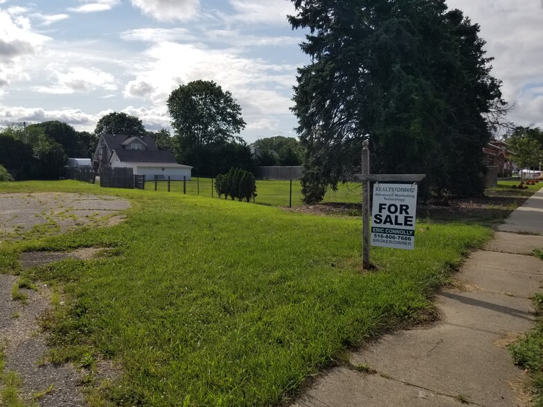 1350 Lakeland Ave, Bohemia, NY for sale - Primary Photo - Image 1 of 5