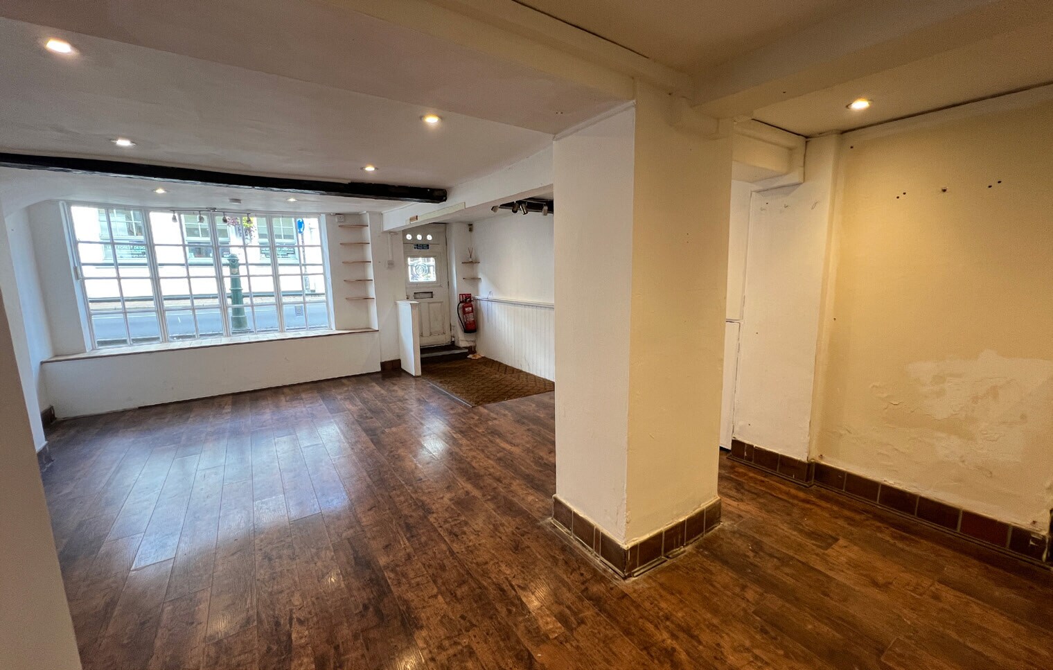 1-9 High St, Fordingbridge to rent Interior Photo- Image 1 of 3