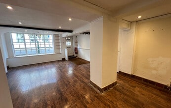1-9 High St, Fordingbridge to rent Interior Photo- Image 1 of 3