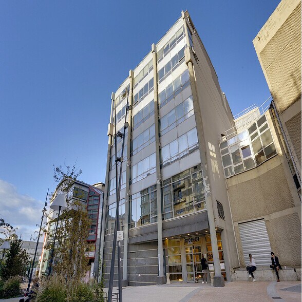 39 Rue Du Gouverneur Général Eboué, Issy-les-Moulineaux to rent - Building Photo - Image 1 of 12