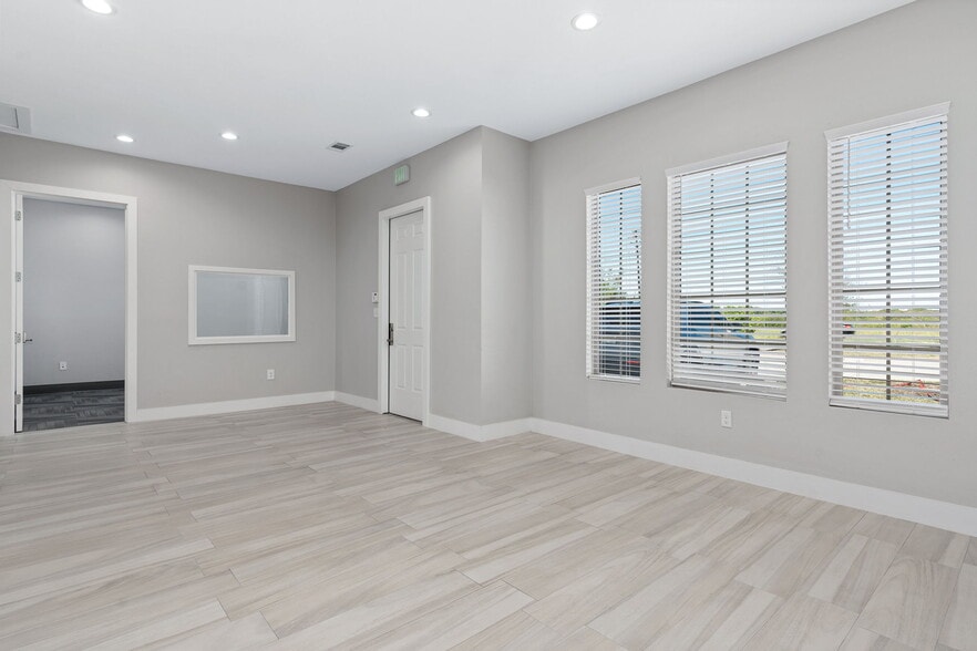 8212 Liberty Grove Rd, Rowlett, TX for sale - Lobby - Image 2 of 31