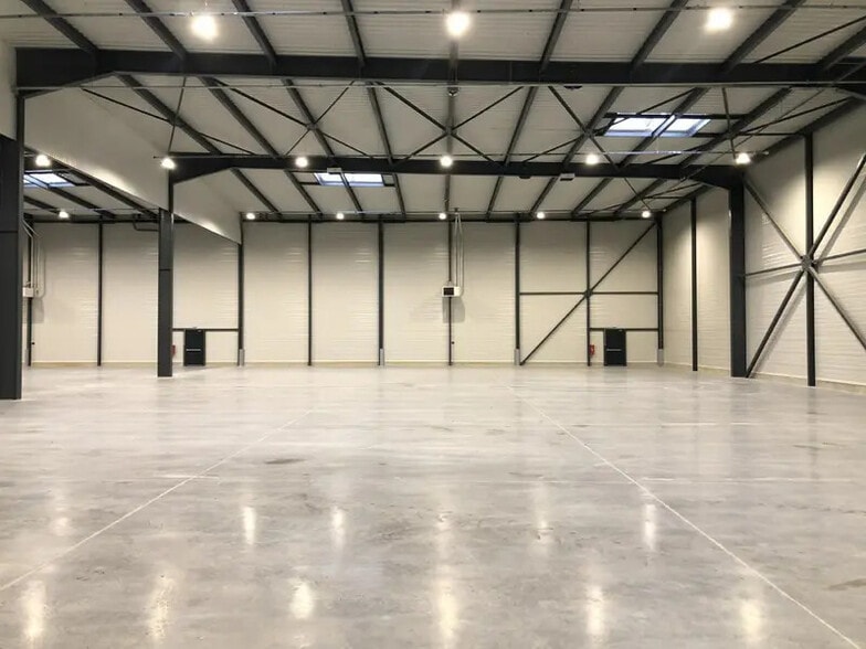 Light Industrial in Roissy-en-France to rent - Building Photo - Image 2 of 2