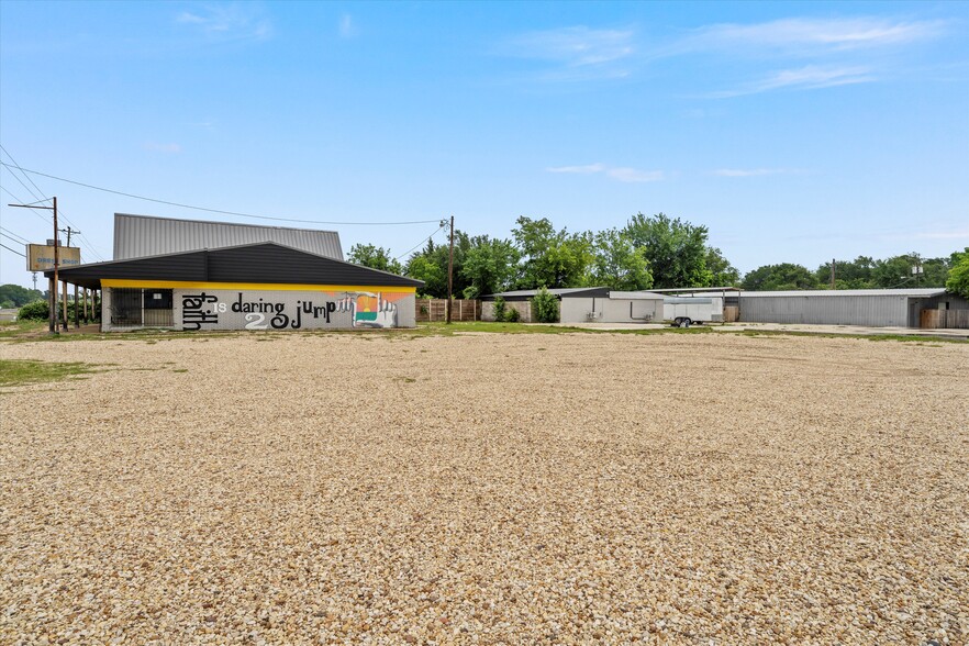 203 N Lacy Dr, Waco, TX for rent - Building Photo - Image 3 of 8