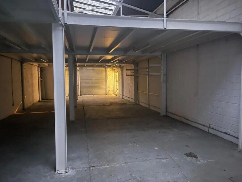Light Industrial in Montreuil to rent - Interior Photo - Image 1 of 3