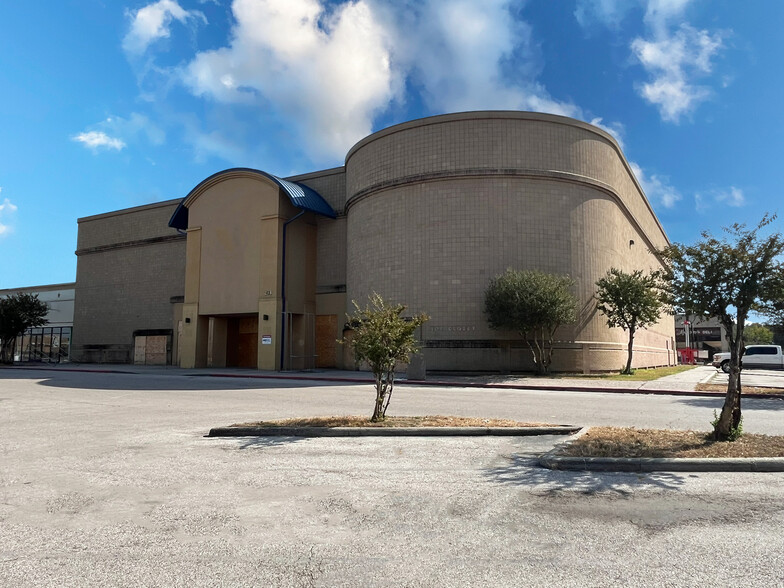 251 W Greens Rd, Houston, TX for rent - Building Photo - Image 1 of 1