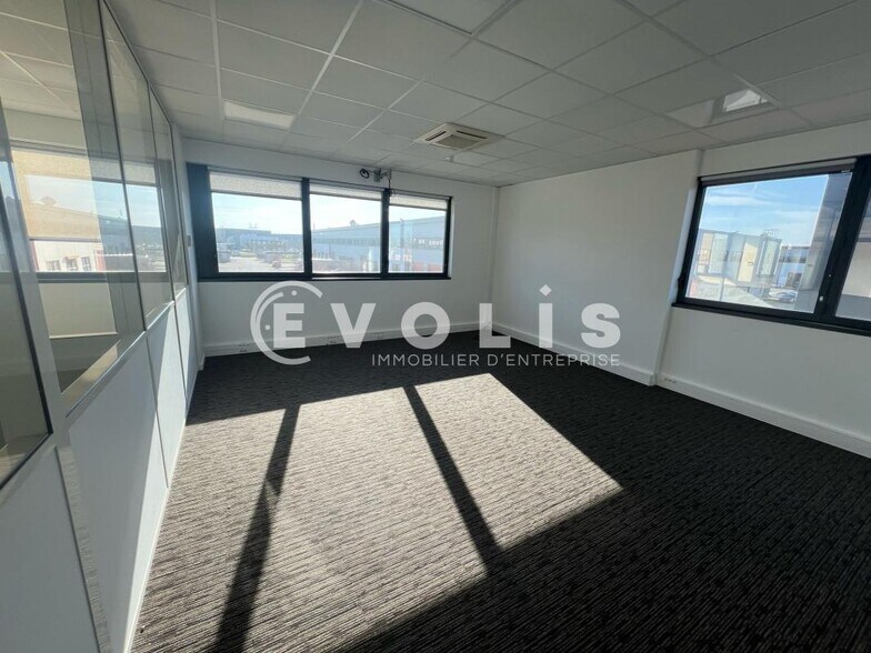 355 Avenue Henri Schneider, Meyzieu to rent - Interior Photo - Image 3 of 6