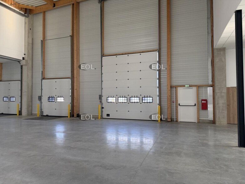 Light Industrial in Moissy-Cramayel to rent - Building Photo - Image 2 of 8