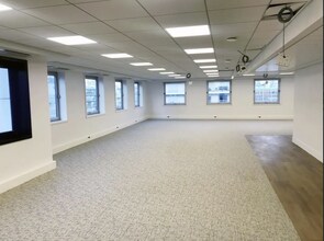 13 Bis Rue De L'Abreuvoir, Courbevoie to rent Interior Photo- Image 2 of 5