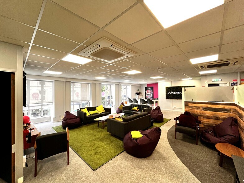 119 West St, Fareham to rent - Interior Photo - Image 2 of 6