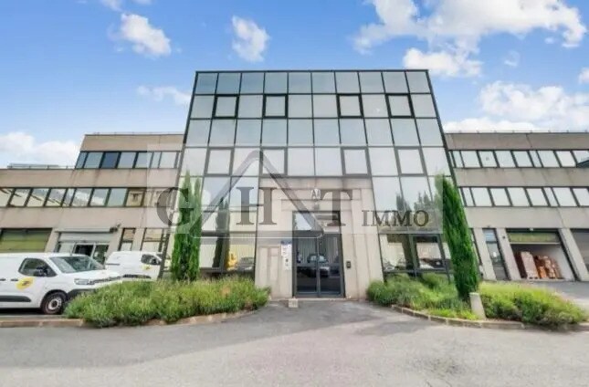 Industrial in Ivry-sur-Seine to rent Building Photo- Image 1 of 5