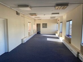 14-16 Elm Rd, Chessington to rent Interior Photo- Image 2 of 4