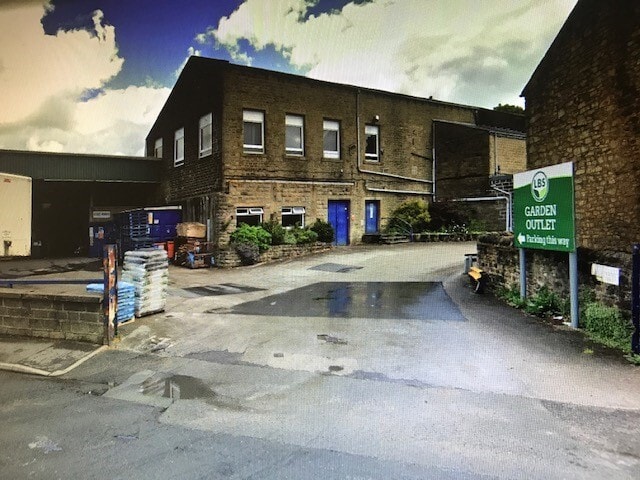 Cotton Tree Ln, Colne to rent Building Photo- Image 1 of 2