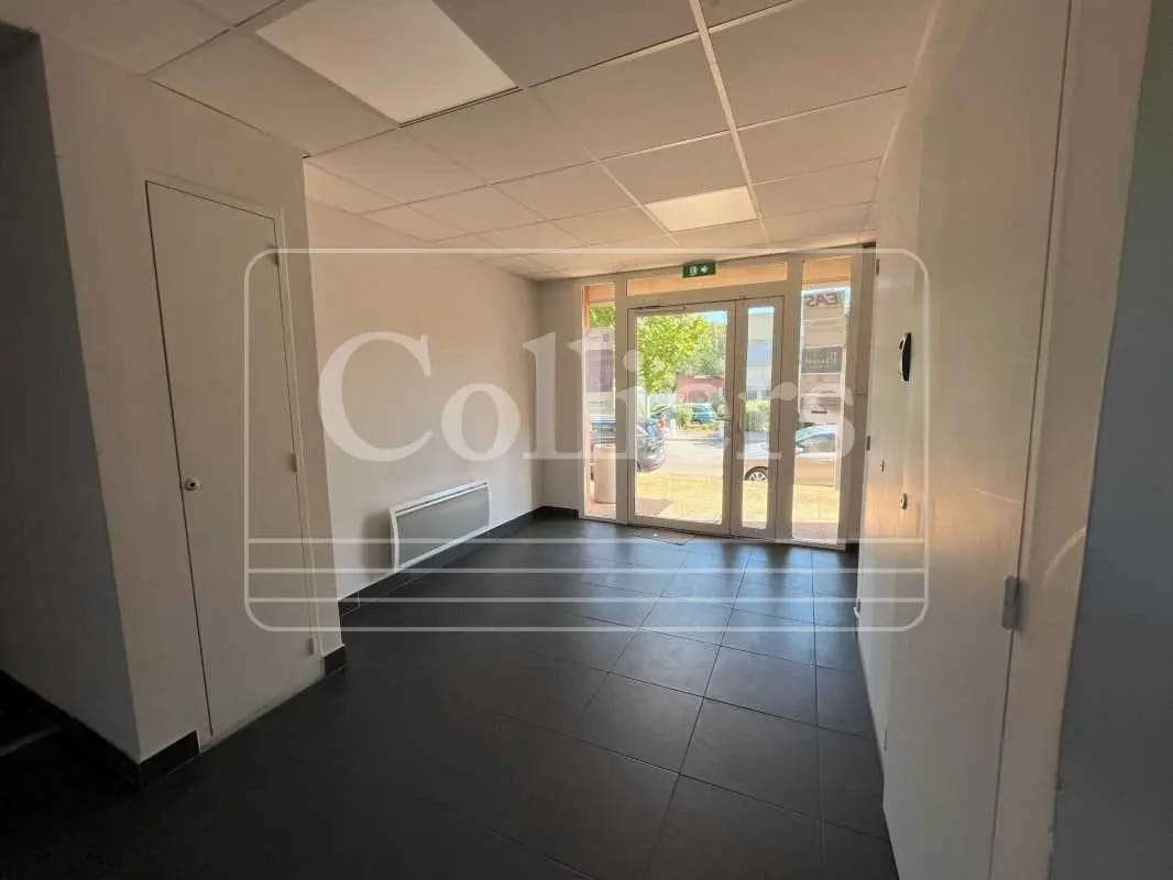 Office in Vitrolles to rent Interior Photo- Image 1 of 3