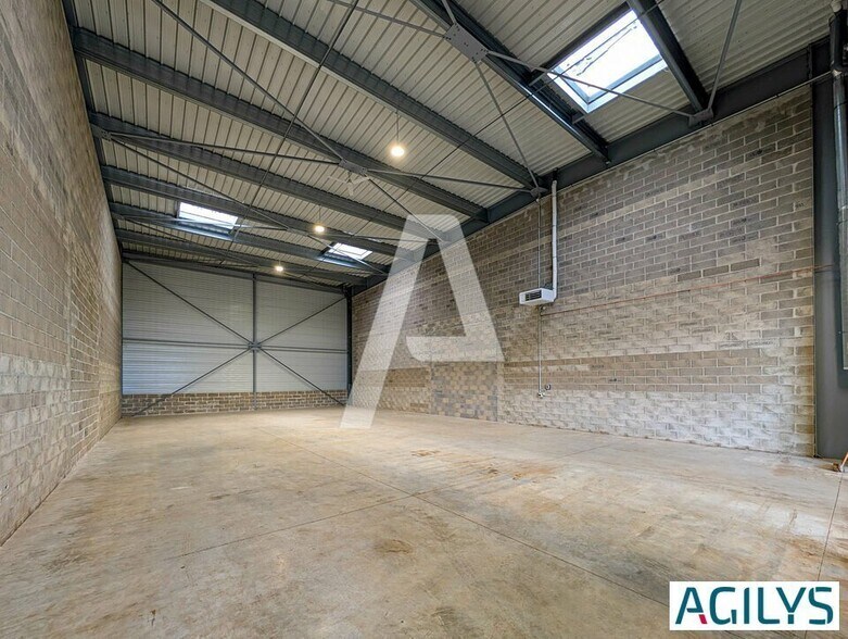6 Rue De Lorraine, Brétigny-sur-Orge to rent - Building Photo - Image 2 of 12