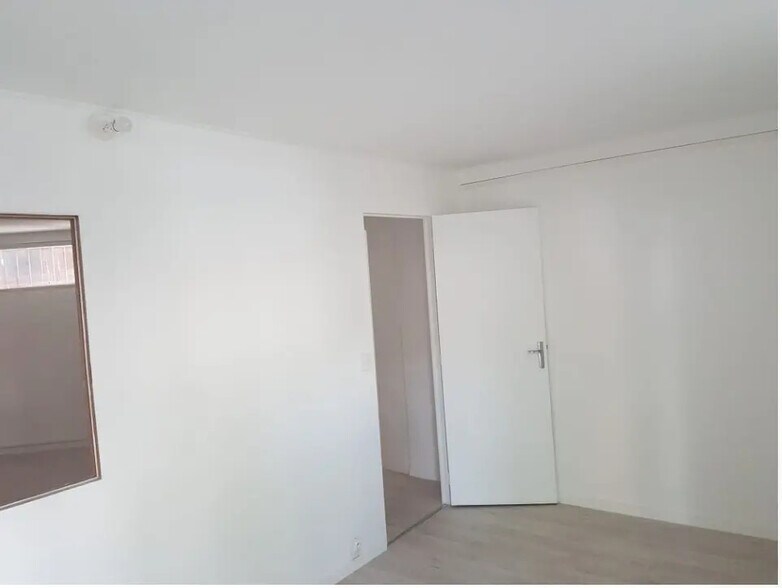 Office in Saint-Denis to rent - Building Photo - Image 2 of 10