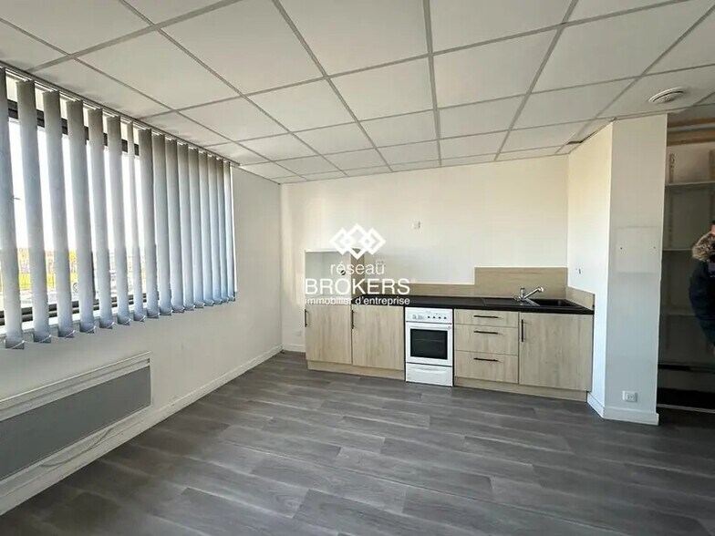 Office in Le Mesnil-Amelot to rent - Interior Photo - Image 2 of 8