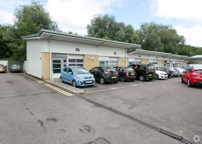 Rivermead Dr, Swindon to rent - Building Photo - Image 3 of 6