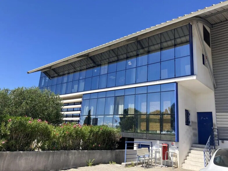 Light Industrial in Aix-en-Provence to rent - Building Photo - Image 2 of 6