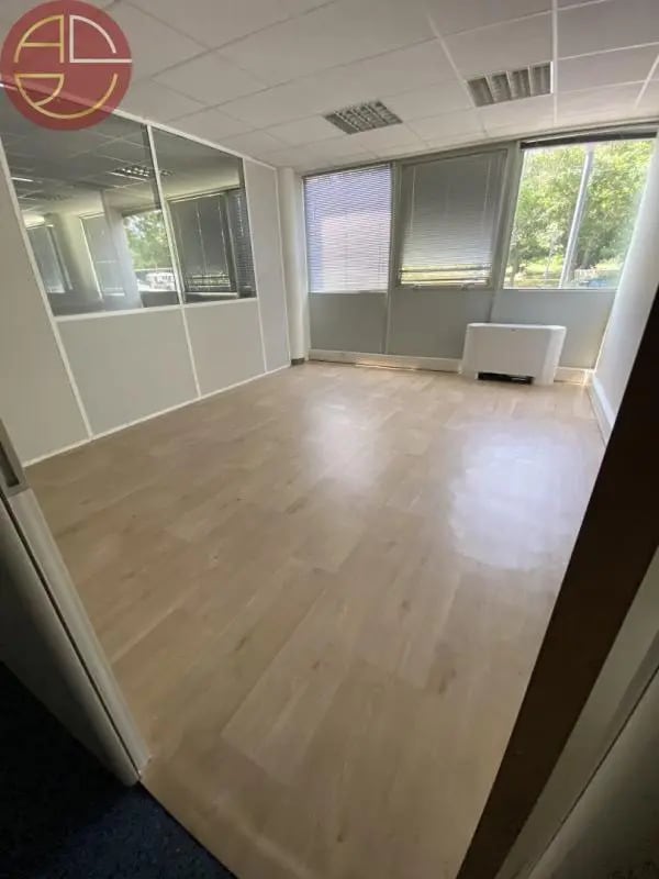 Location Bureaux 290 m² - Photo 1