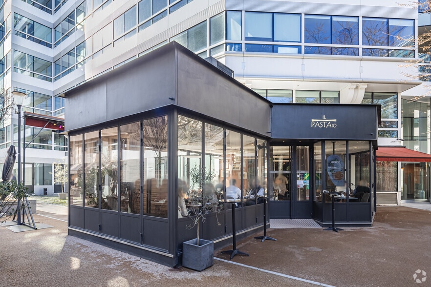 1-3 Rue Gaston Et René Caudron, Issy-les-Moulineaux to rent - Building Photo - Image 3 of 24