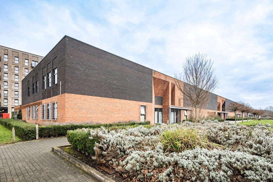 325 Ordsall Ln, Salford to rent - Building Photo - Image 3 of 35