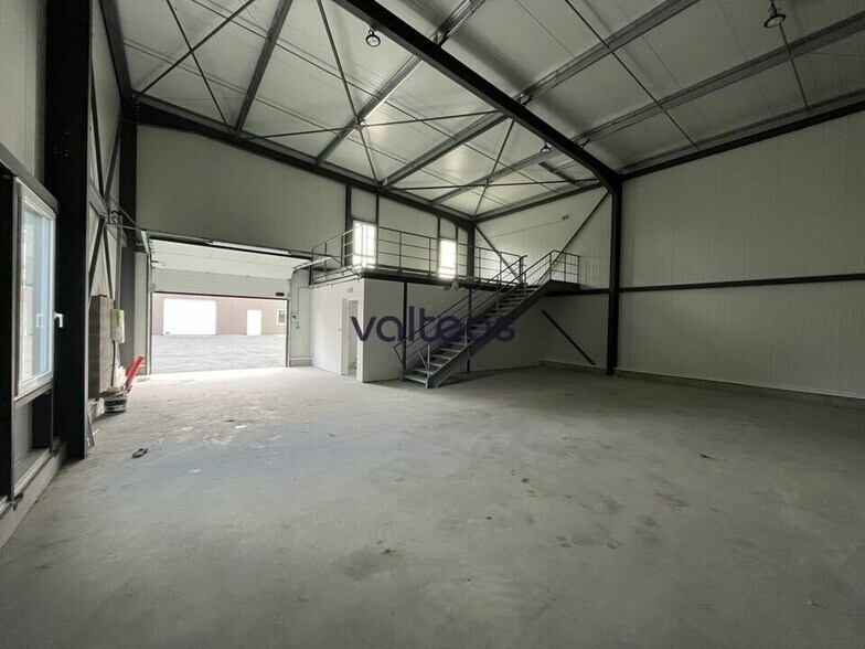 Light Industrial in Labarthe-sur-Lèze for sale - Interior Photo - Image 2 of 6