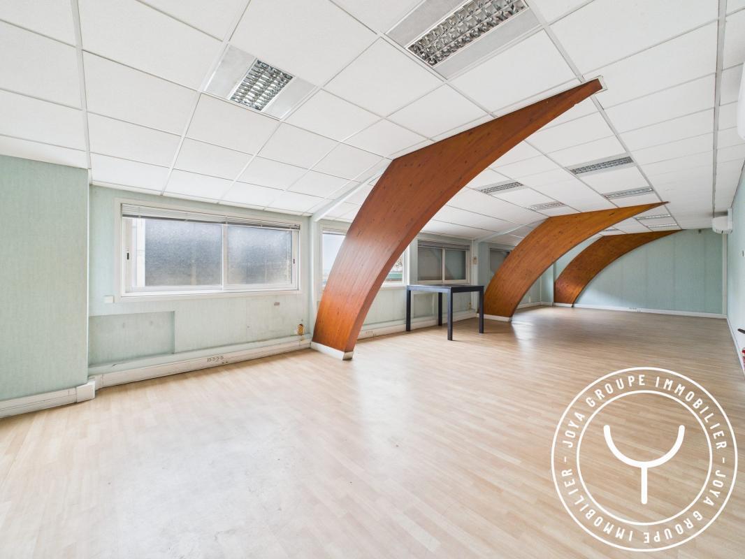 Light Industrial in Wissous to rent Interior Photo- Image 1 of 8