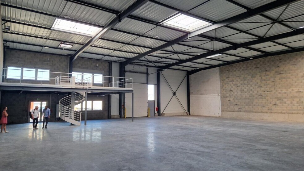 Light Industrial in Saint-Priest to rent - Interior Photo - Image 3 of 18