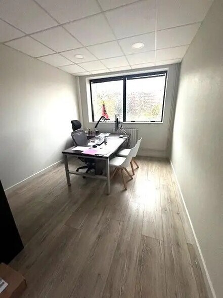 Office in Champagne-au-Mont-d'Or to rent - Building Photo - Image 3 of 6