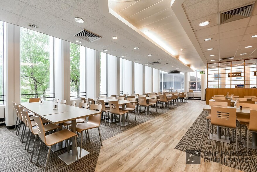 1 Place De La Pyramide, Puteaux to rent - Interior Photo - Image 2 of 12