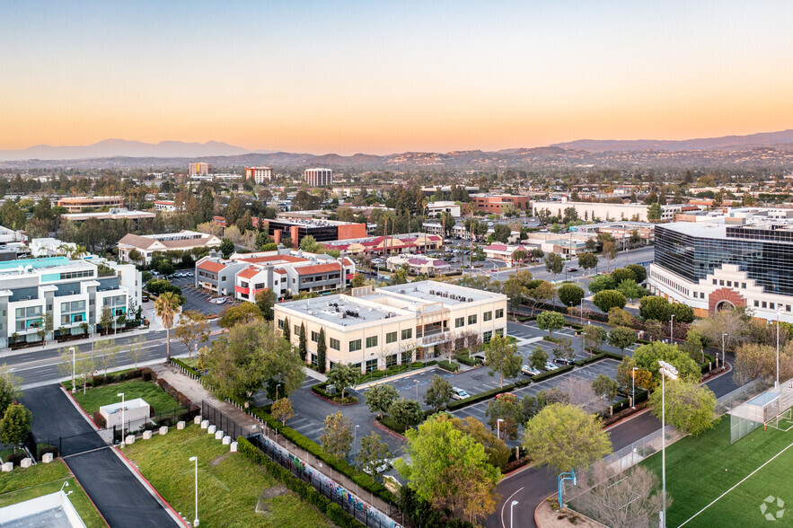 2010 E 1st St, Santa Ana, CA for rent - Building Photo - Image 3 of 14