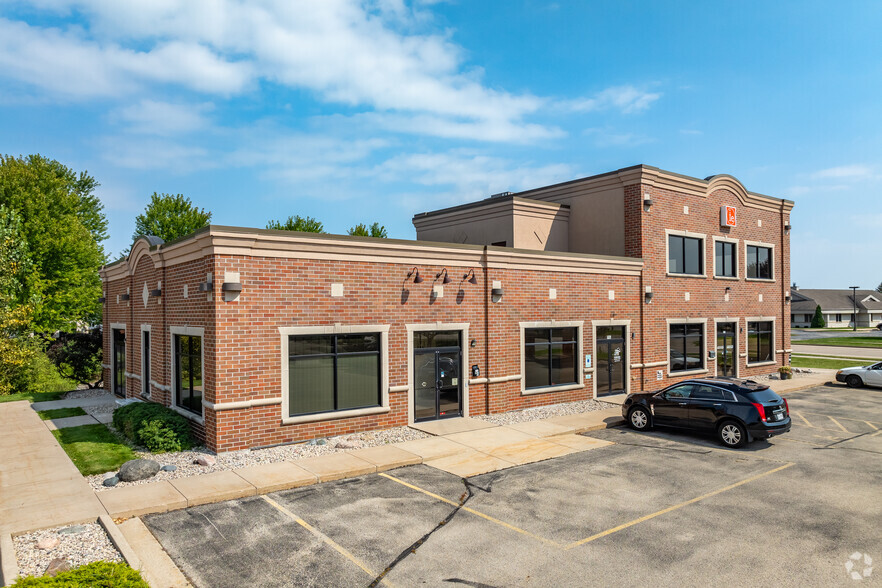 1526 S Commercial St, Neenah, WI for sale - Building Photo - Image 2 of 15