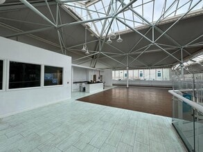 Shopping Centre, Bridgwater to rent Interior Photo- Image 2 of 3