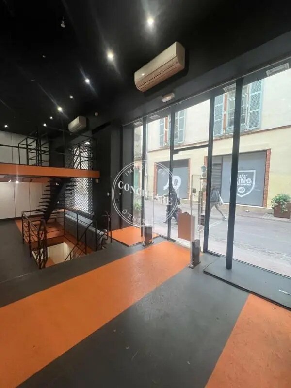 Retail in Toulouse to rent Interior Photo- Image 1 of 6