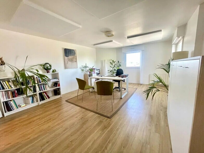 Office in Vannes for sale - Building Photo - Image 2 of 9