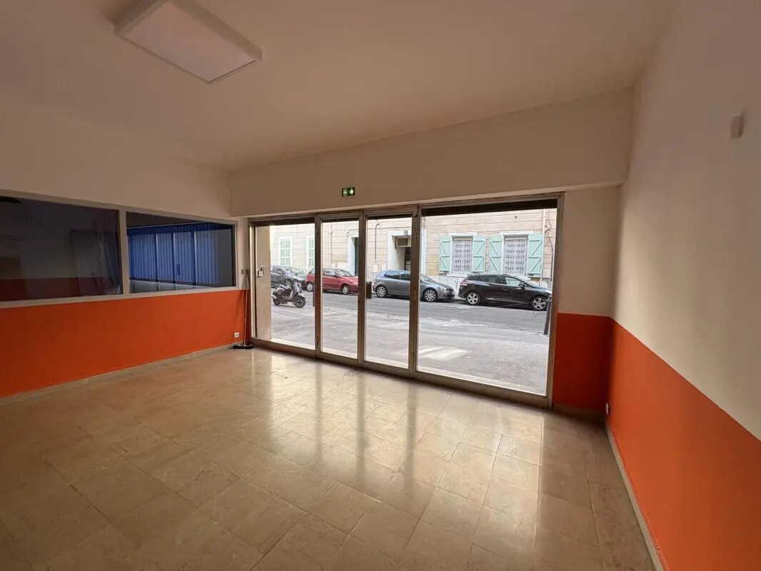 Retail in Marseille to rent Interior Photo- Image 1 of 19