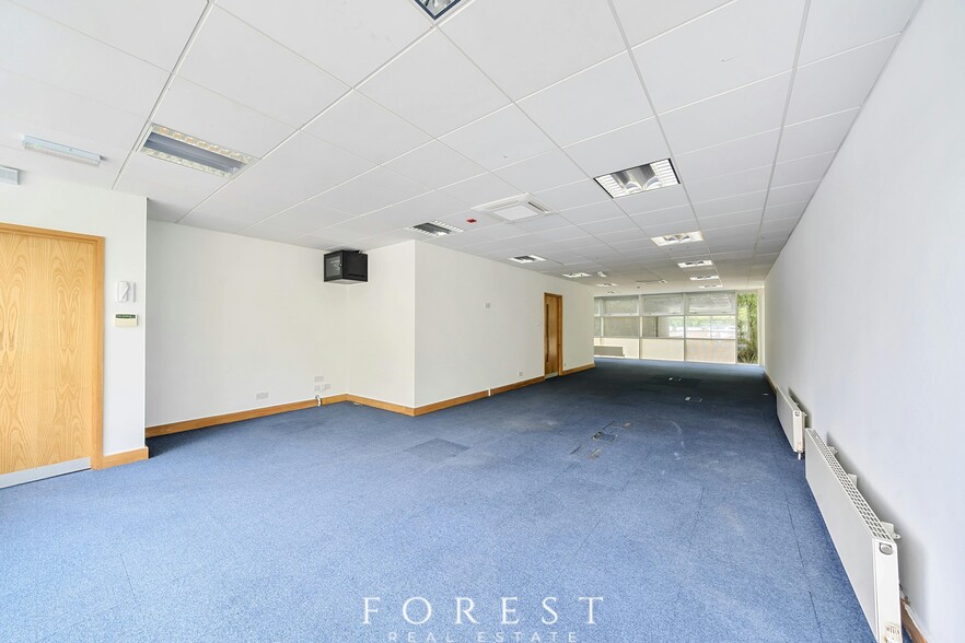 Centennial Ave, Elstree for rent - Building Photo - Image 1 of 29