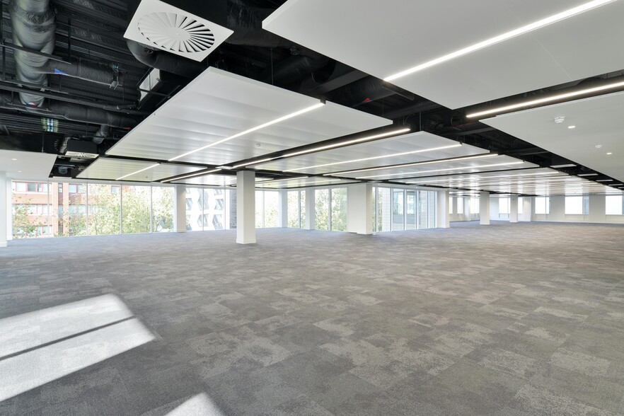 85 Uxbridge Rd, London to rent - Interior Photo - Image 2 of 19